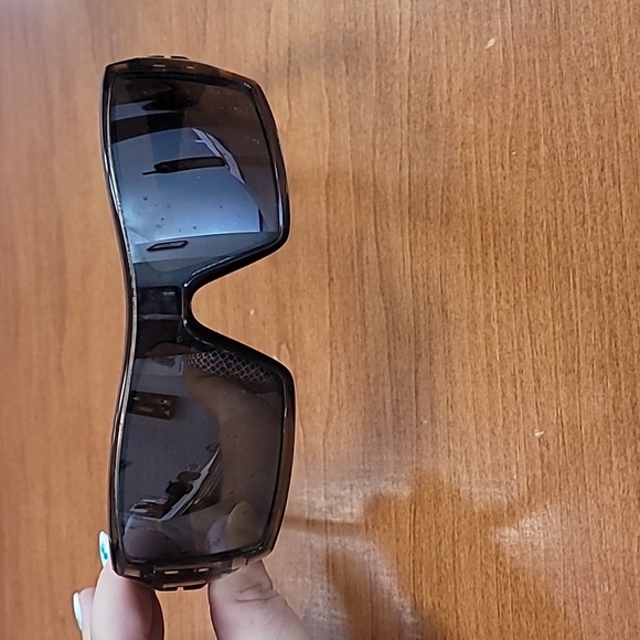 Brown Oakley sunglasses with soft black case - Picture 2 of 6